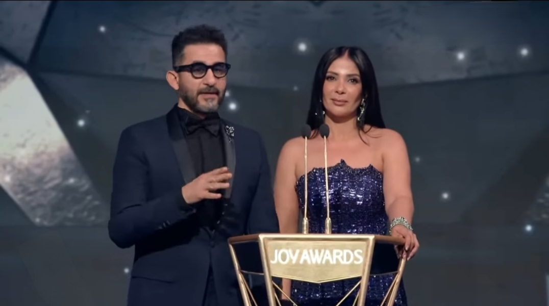 المخرج جاي كي يون يحصل على جائزة الإنجاز مدى الحياة من الفنانين أحمد حلمي ومنى زكي في جوي_اوورد 2025
